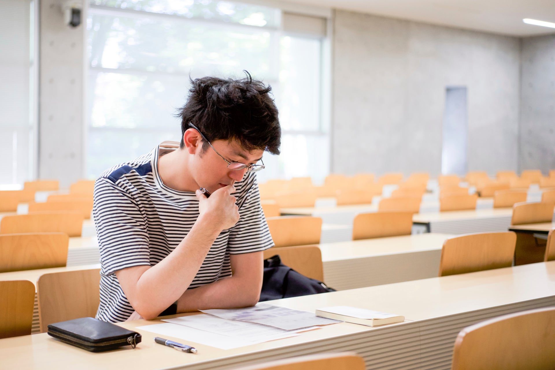 A difficult student. Японские студенты. Занятые студенты. Парень студент. Соло студенты.