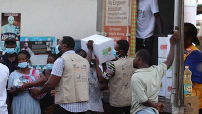 People distributing food